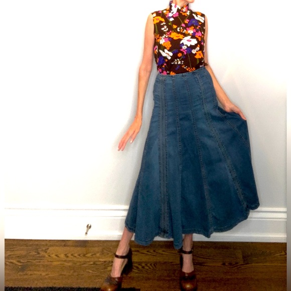 Genuine 60’s Top 🌸 Sleeveless🌸Gorgeous Dark Brown w/ Colorful Flowers🌸 - Picture 2 of 12